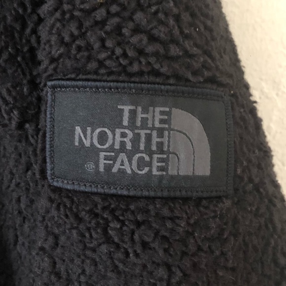 Black Fleece Fluffy North Face Jacket - Picture 3 of 4